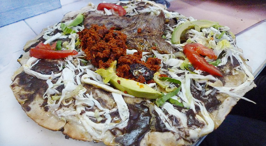 La Tlayuda mexicana es conocida también como clayuda o ‘pizza mexicana'