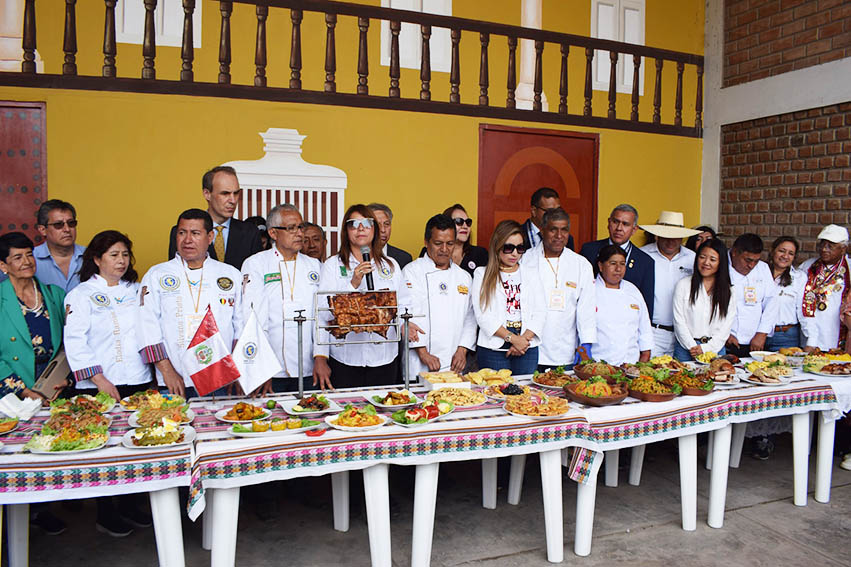 Presentación de las 50 variedades de platos a base del chancho al palo.